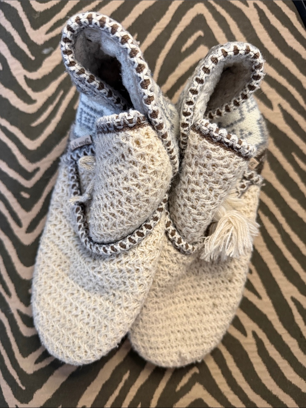 à la mode Cozy Crochet Cream Slipper Clogs with 1 Tassel